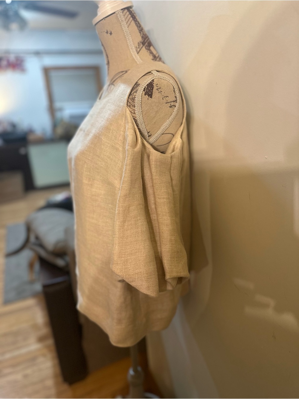 Cold-Shoulder Linen Blouse in Natural